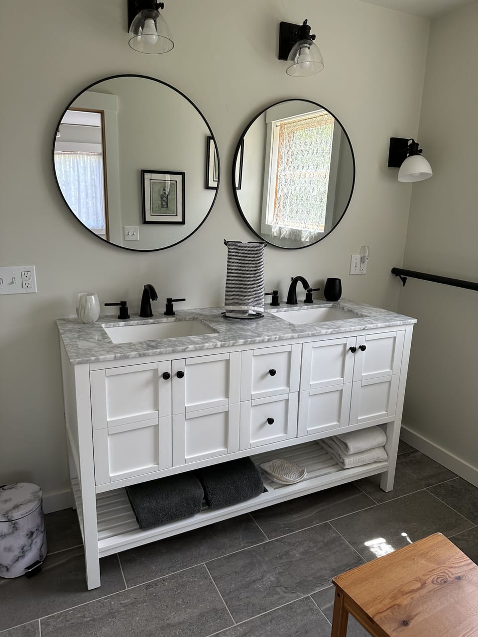 Master double sink - 2nd floor