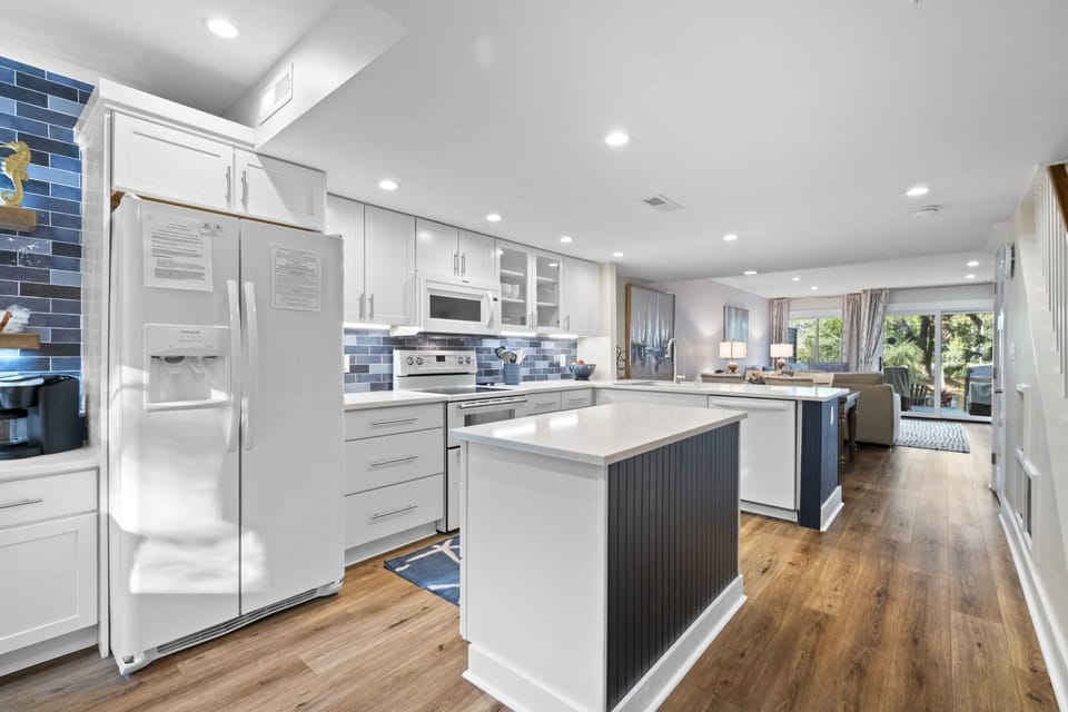Fully equipped kitchen for breakfast, lunch, or dinner.