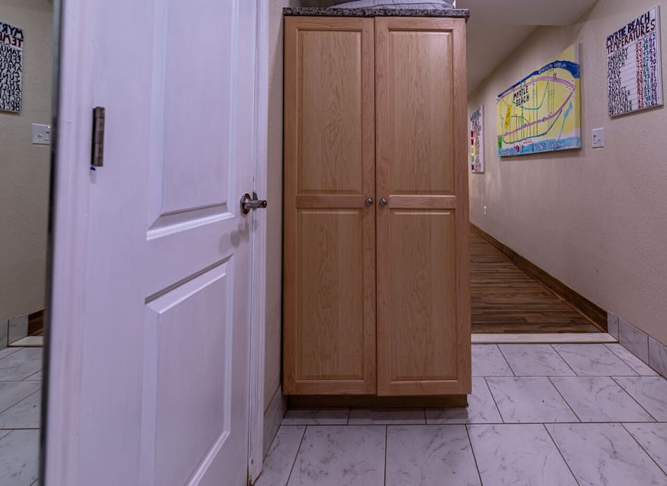 Alos Towewer in Entry To hang Cloths etc
