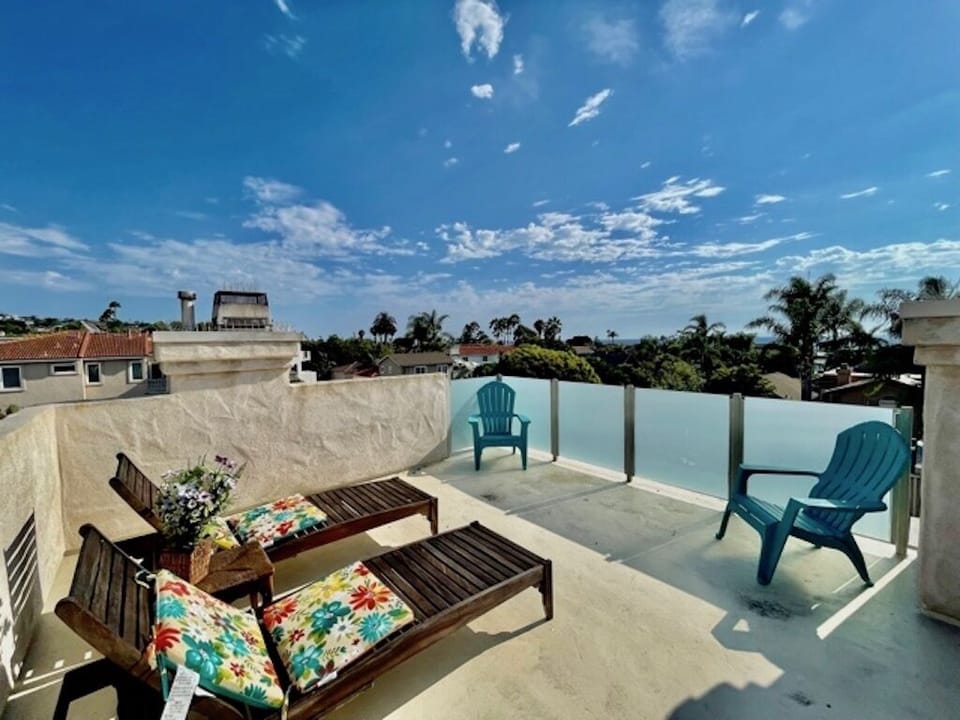 Private rooftop deck with 2 lounge chairs, and 2 sun chairs. Ocean views