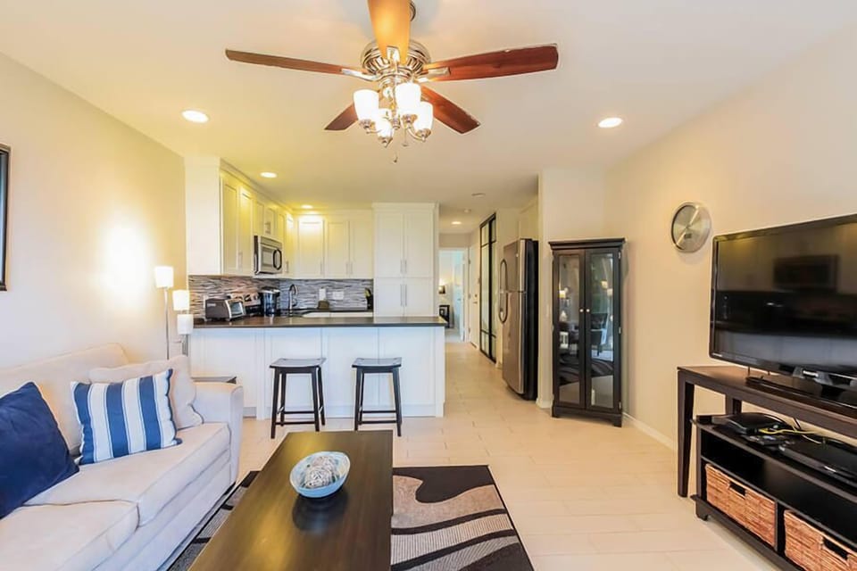 Kona Isle D1 has  bright open floor plan