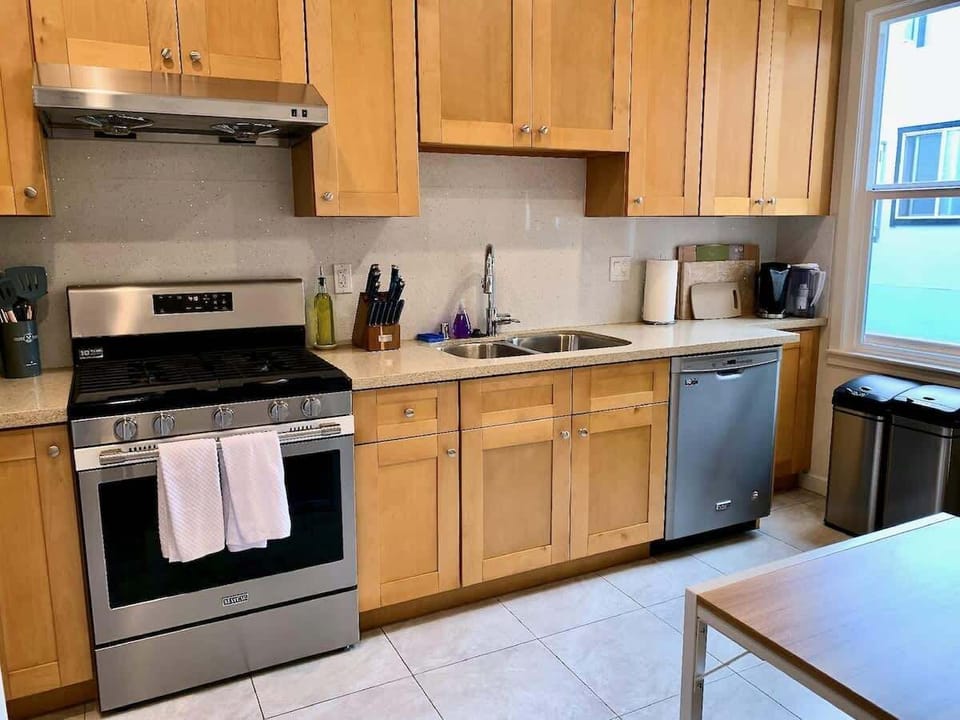 Full kitchen...