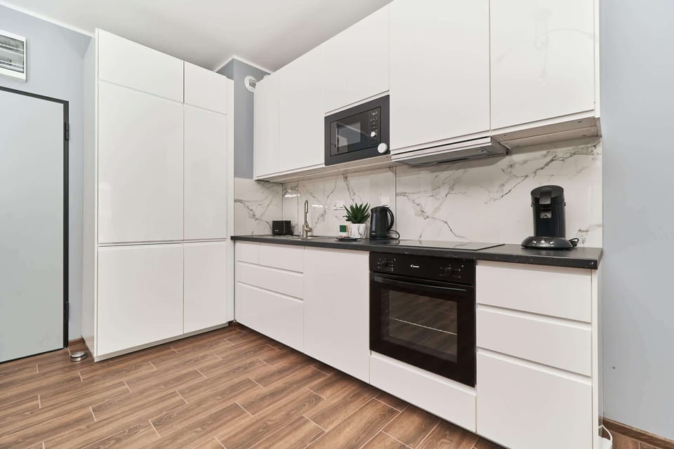 Kitchenette with plenty of kitchen utensils and dishes. 