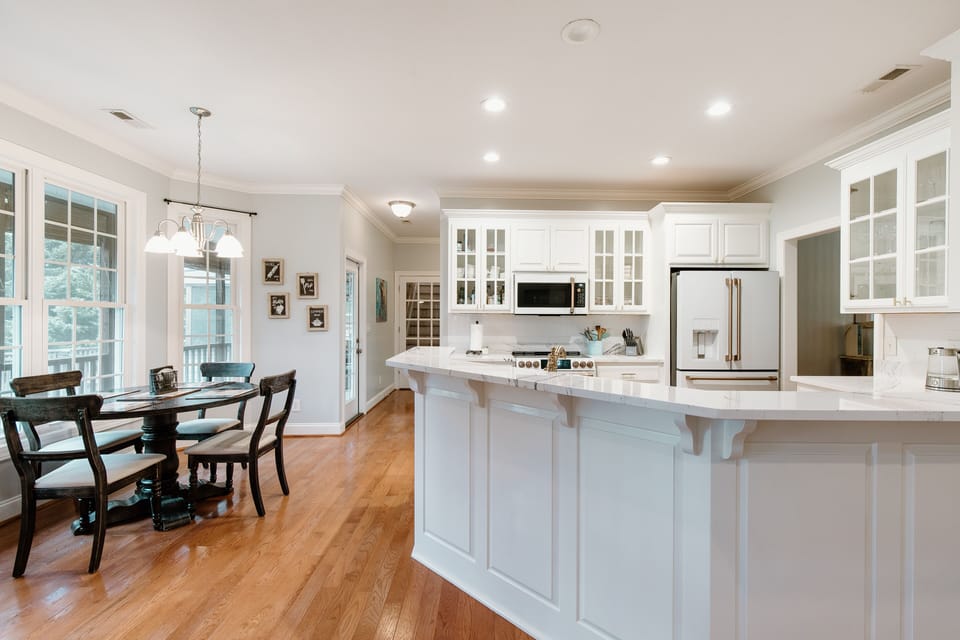 Breakfast Corner Nook - Enjoy Breakfast with Our Regular Visitors - Deer!