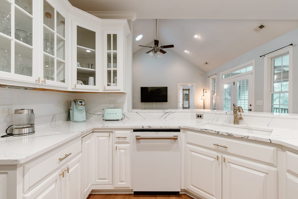 Fully Equipped Kitchen, Farmhouse Sink -Everything You Need to Enjoy Your Stay