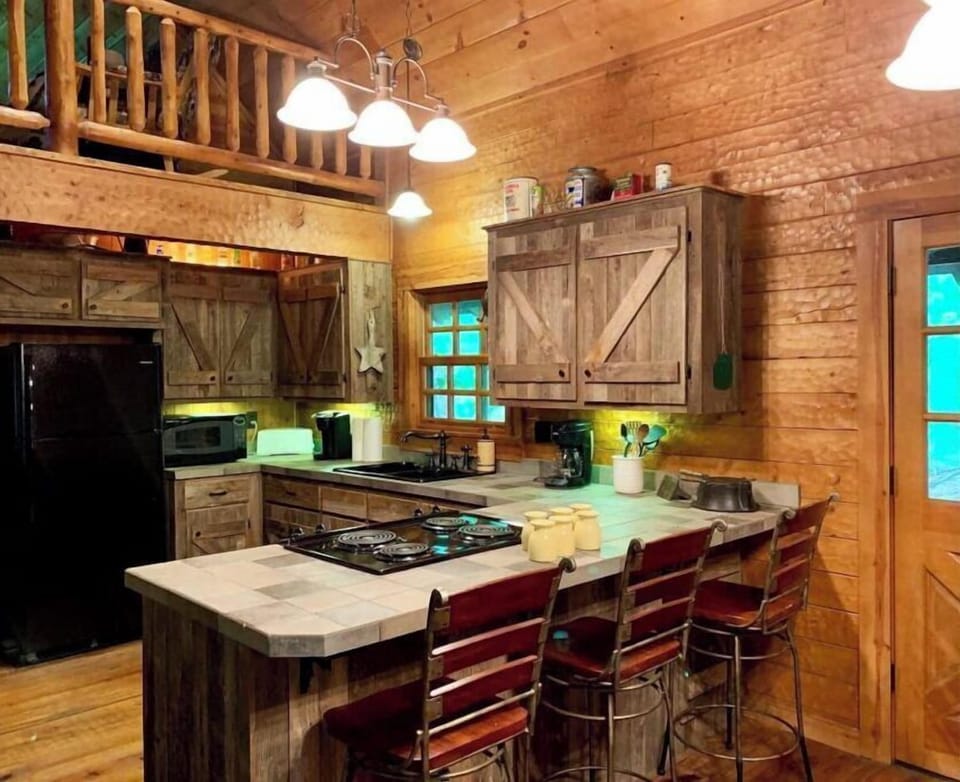 Fully stocked kitchen, icemaker refrigerator, electric stove