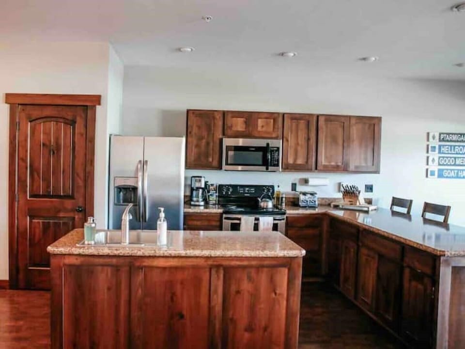 Full kitchen stocked with all cooking essentials!