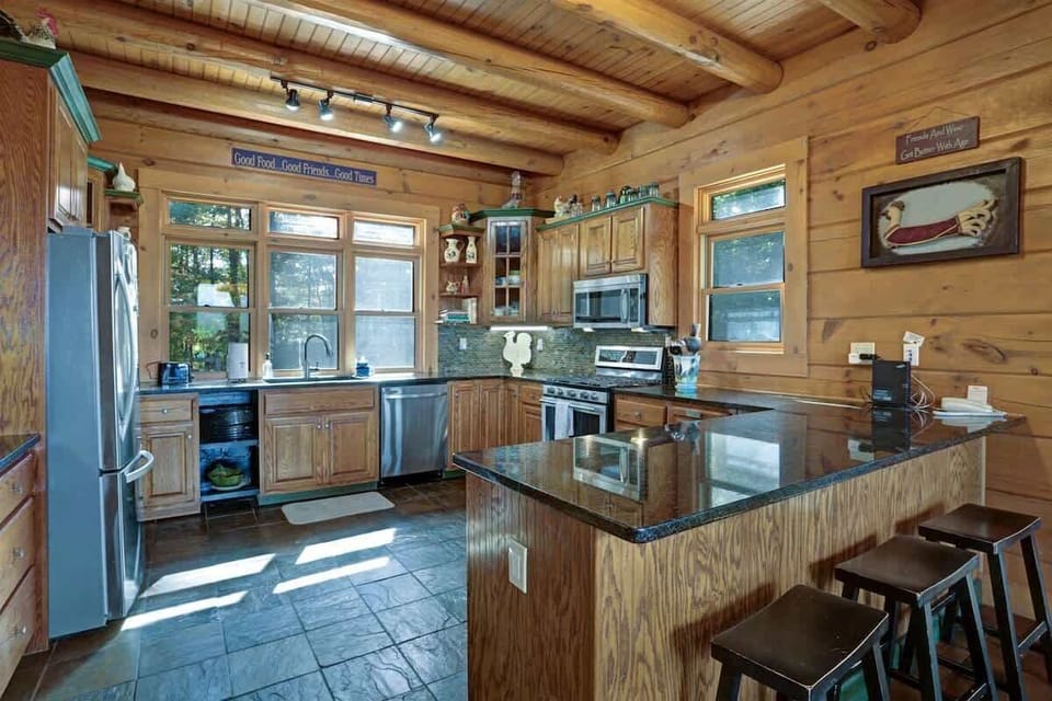 KITCHEN & BREAKFAST BAR COUNTER