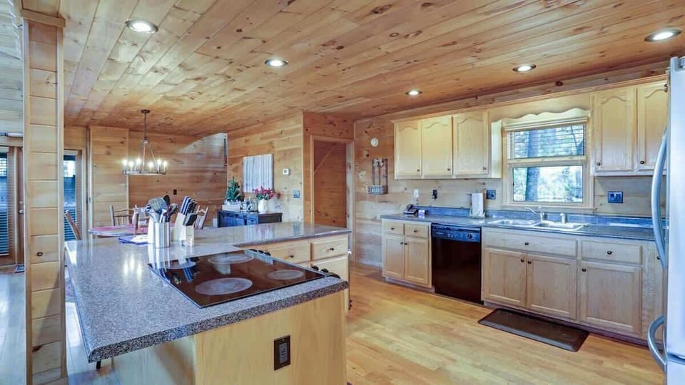 SPACIOUS KITCHEN COUNTER TOPS