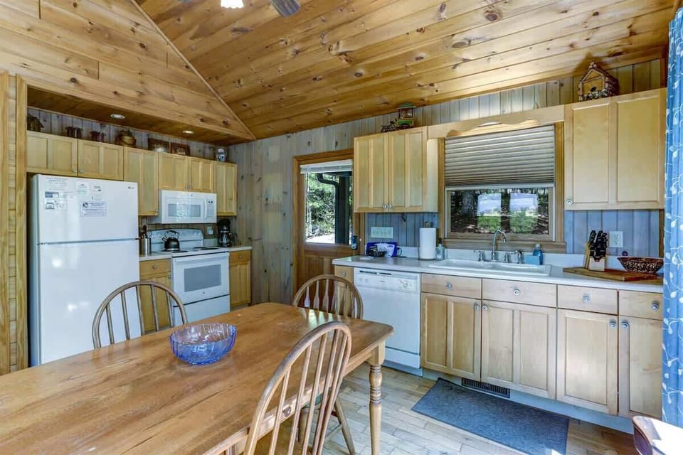 EASY KITCHEN & DINING ACCESS