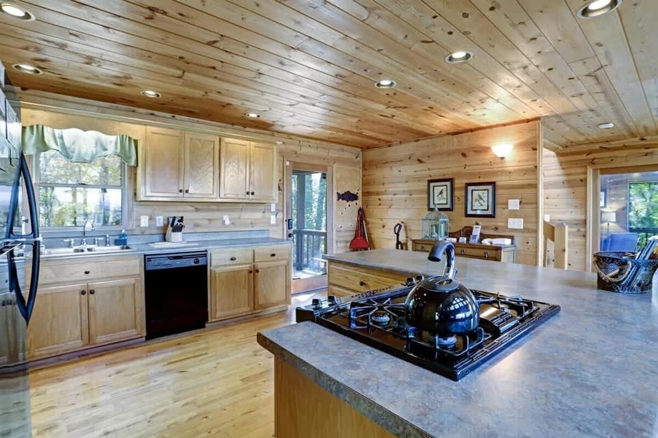 KITCHEN w/GAS STOVE & RANGE