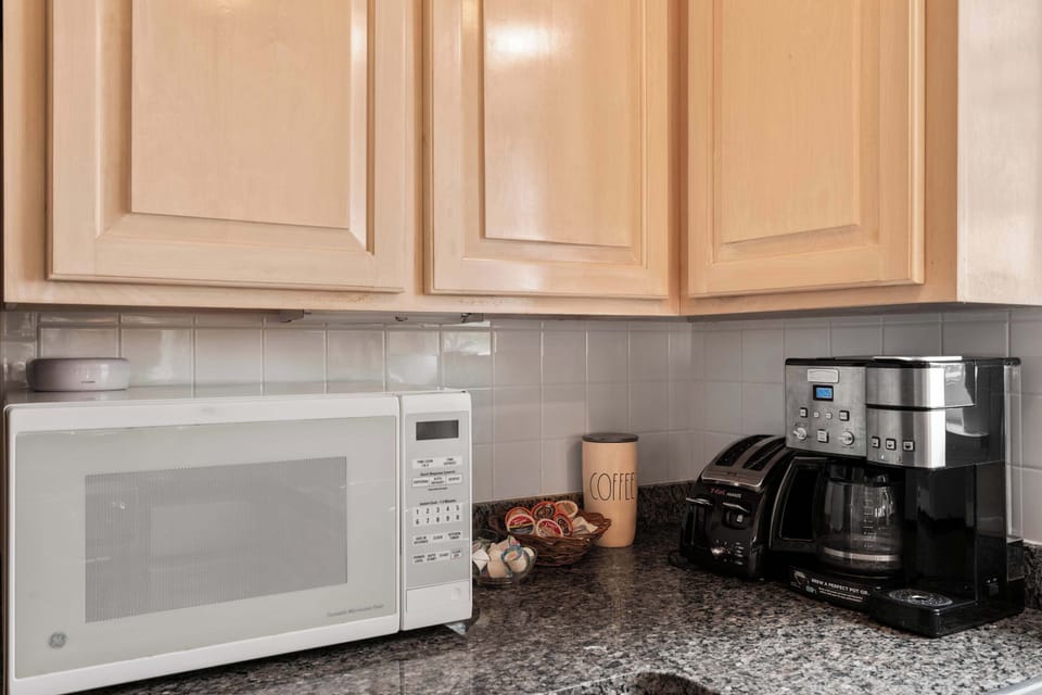Kitchen, Fridge, Microwave, Dish Washer, Stove, Sink, Toaster, Coffee Pot