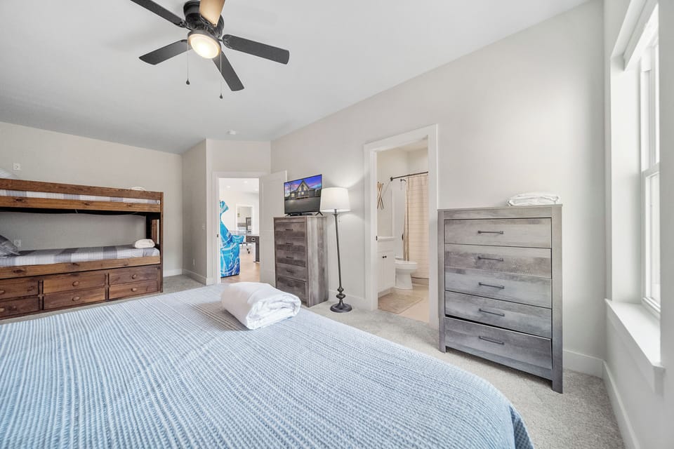 Bedroom 6 (1xKing, 2xFull, 1xTwin)
