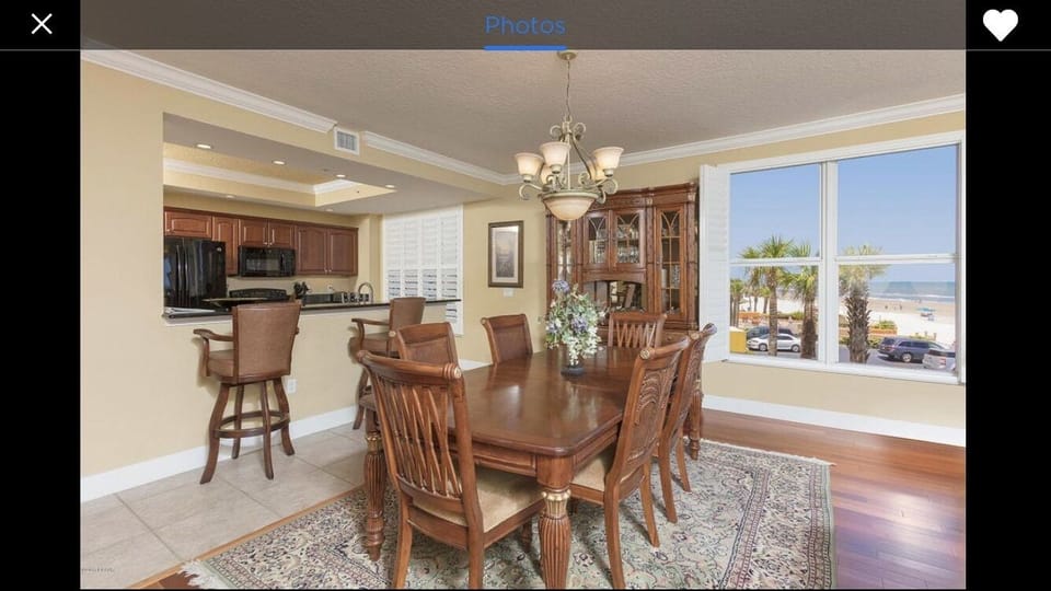 Dining room seats 6, plus 2 barstools all with ocean views.