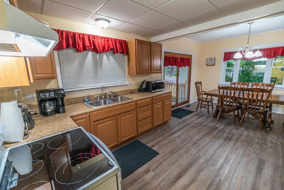 Discover our fully equipped kitchen, featuring a convenient sink.