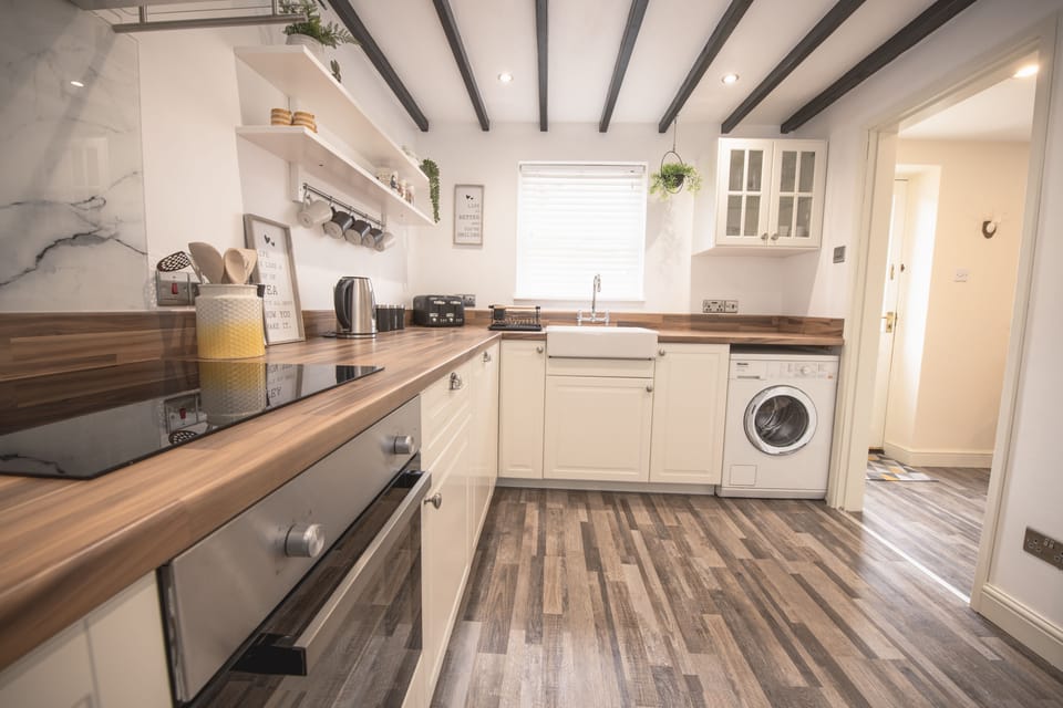 Ground floor: Kitchen area with washing machine