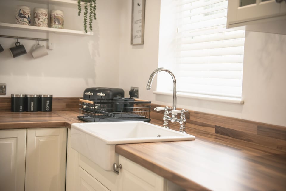 Ground floor: Kitchen with Belfast sink