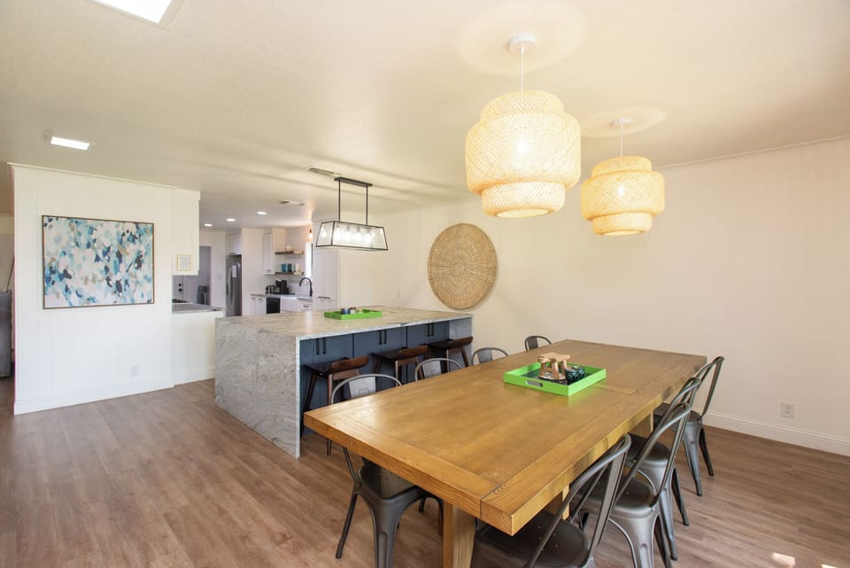 The breakfast bar and dining table offers plenty of space for enjoying meals!