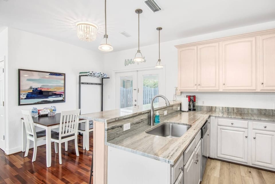 Beautifully remodeled kitchen, breakfast table, entry bench with shoe storage and hooks. We provide the towels!