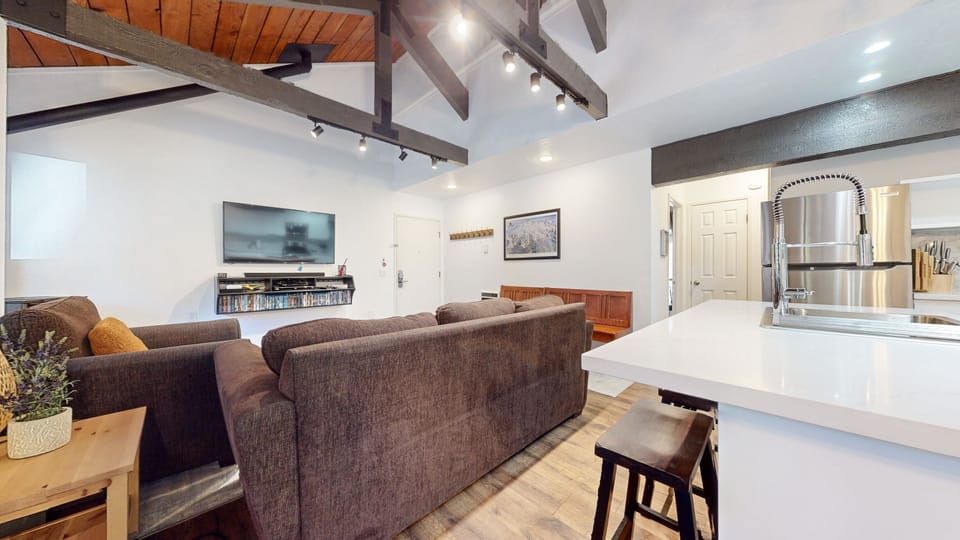 Indoors, Furniture, Living Room, Couch, Screen