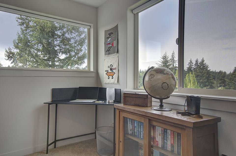 Gorgeous work area in Upstairs Bedroom %1