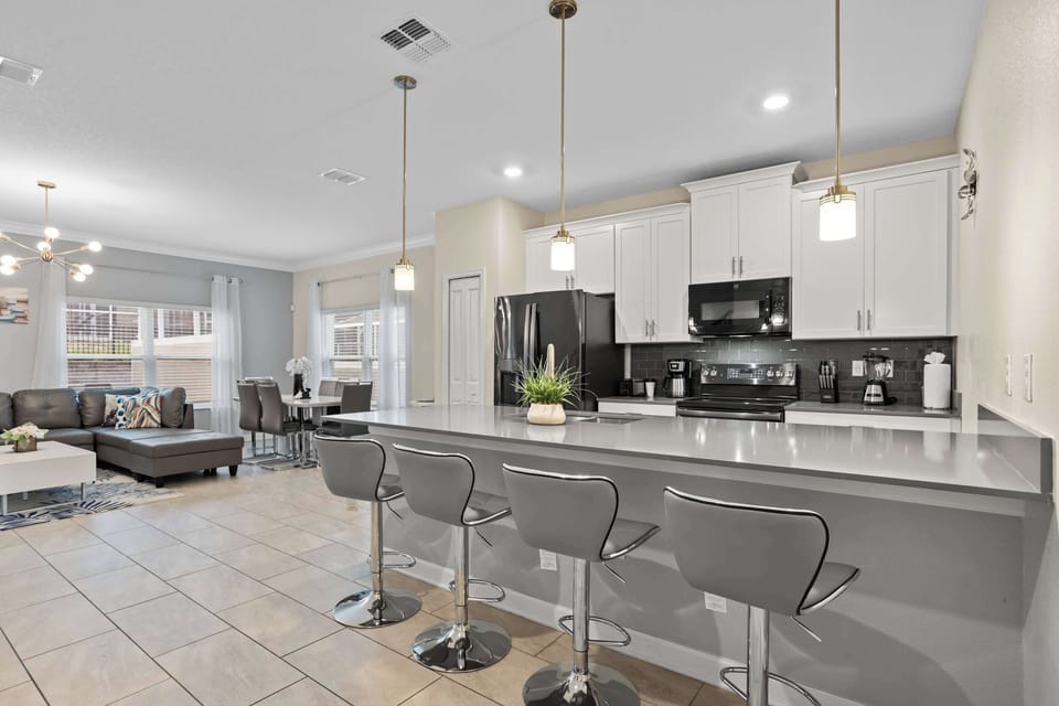 Kitchen Isle w/ Seating for 4