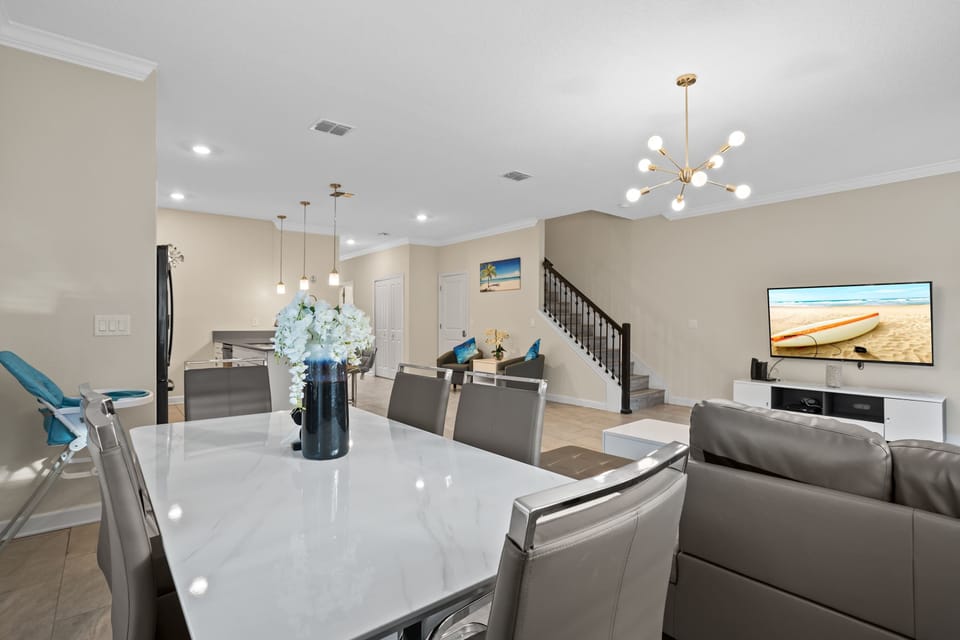 Dining Area w/ Seating for 6