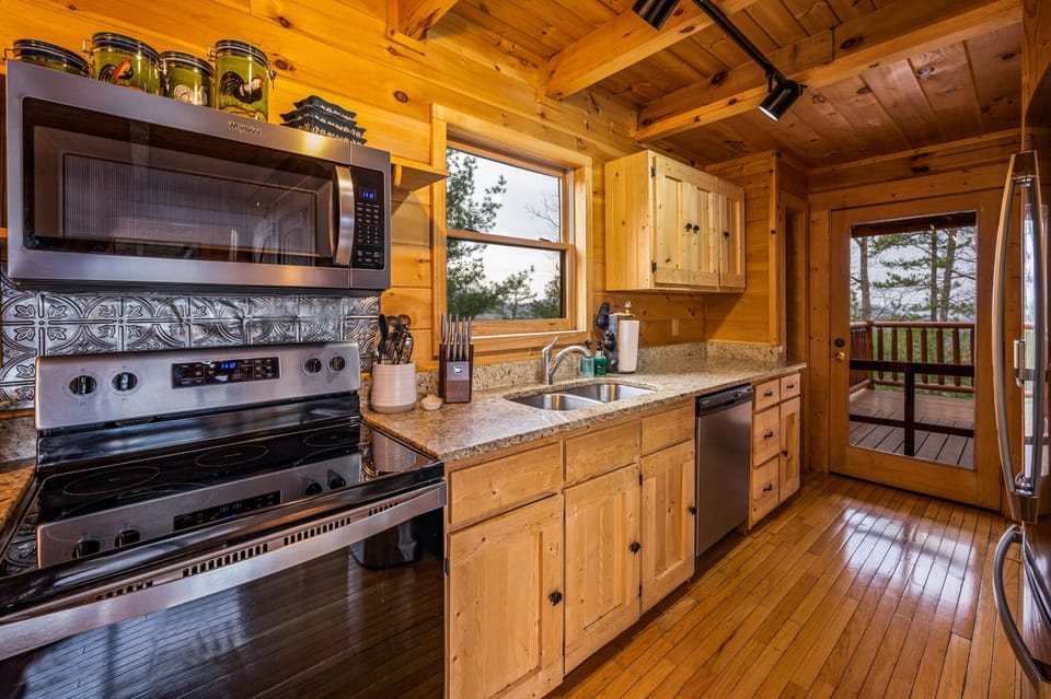 Full-size kitchen to enjoy with family.