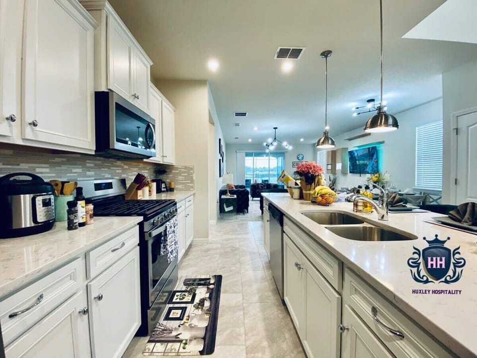 Fully stocked kitchen with stainless steel appliances. Appliances: Toaster, instant pot, blender , coffee maker. Pots & pans , everything you need to cook to your heart’s content for up to 16 guests. Counter island with 6 stools 