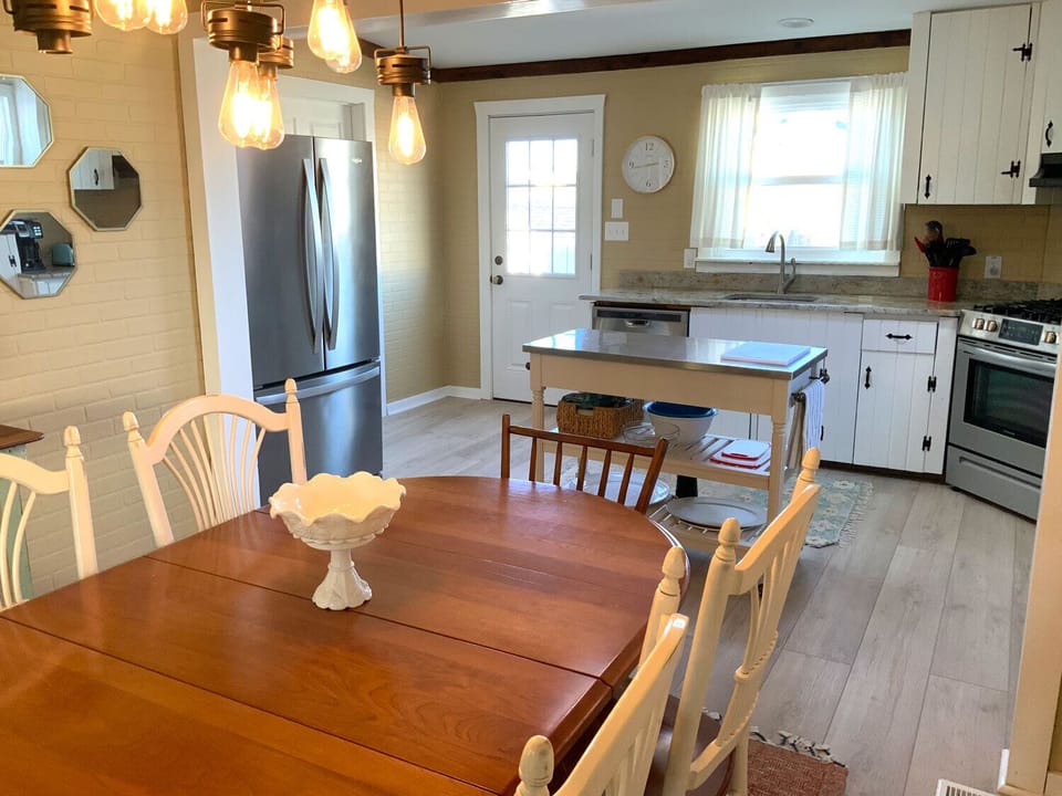 Open concept kitchet.