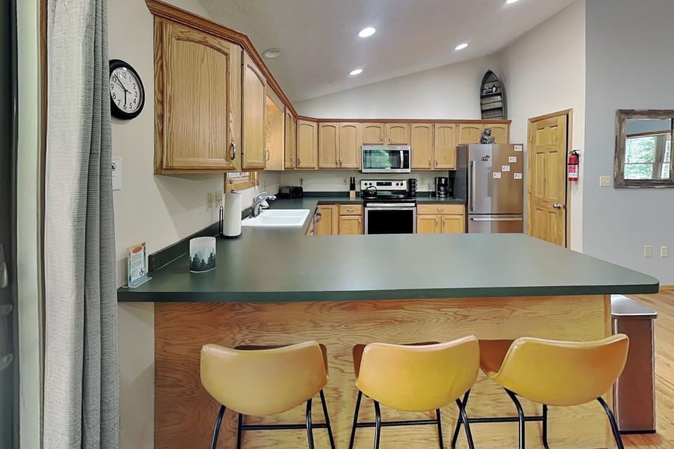 Full Kitchen w. Breakfast Bar + Barstool Seating