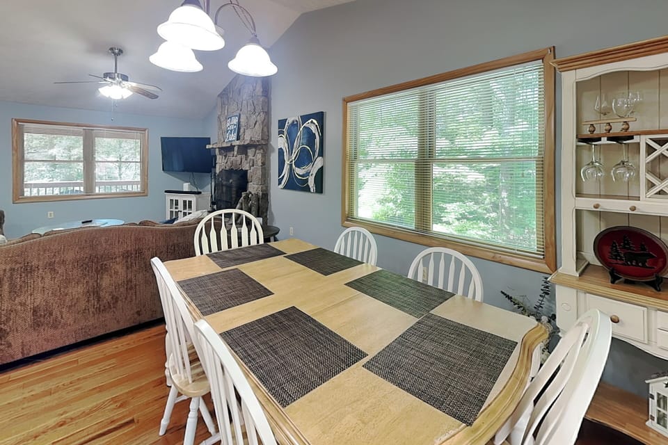 Dining Area w. Seating for 6