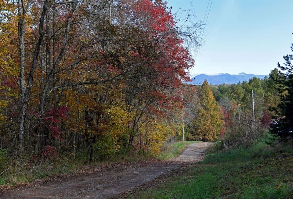 Luxury Ocoee River area Tiny Cabin with View, WIFI, Hot Tub and Camp Fire Pit