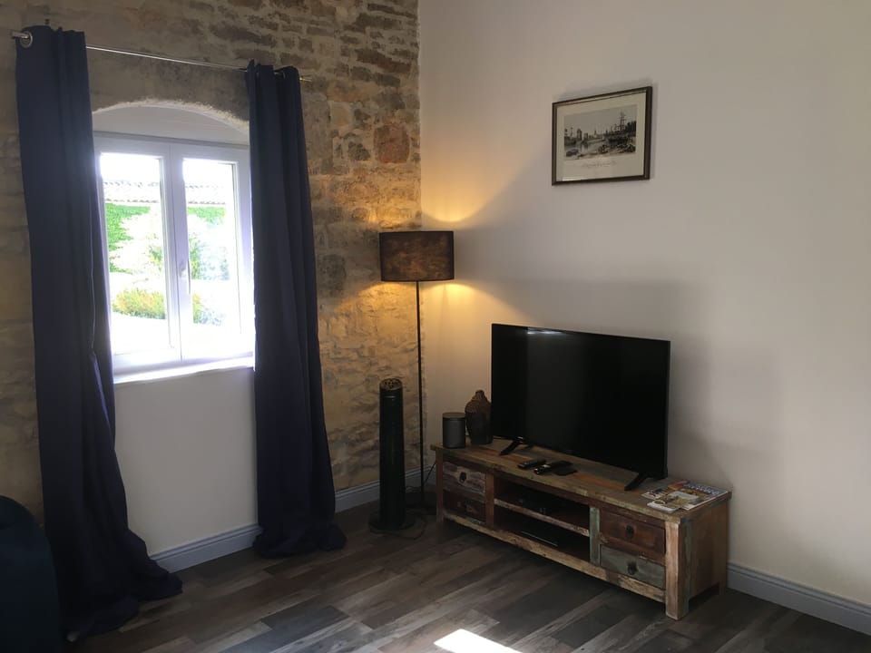 Hi-speed wi-fi, SONOS, UK, French & international TV, DVD player. Amazon Prime.