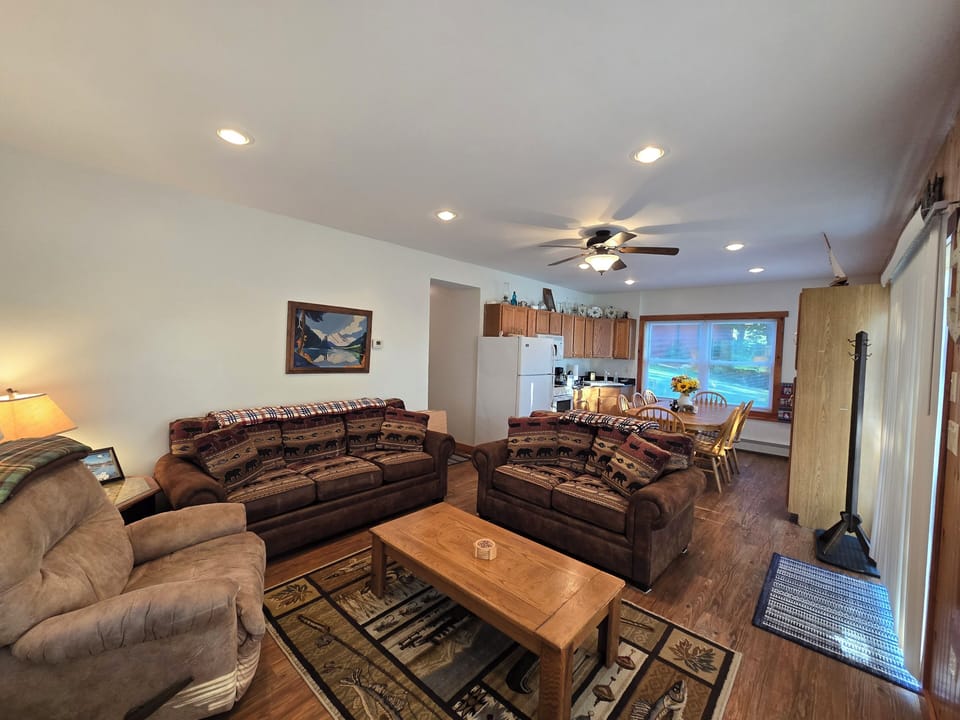 Living room with Wi-Fi, TV, A/C & queen size sofa bed.