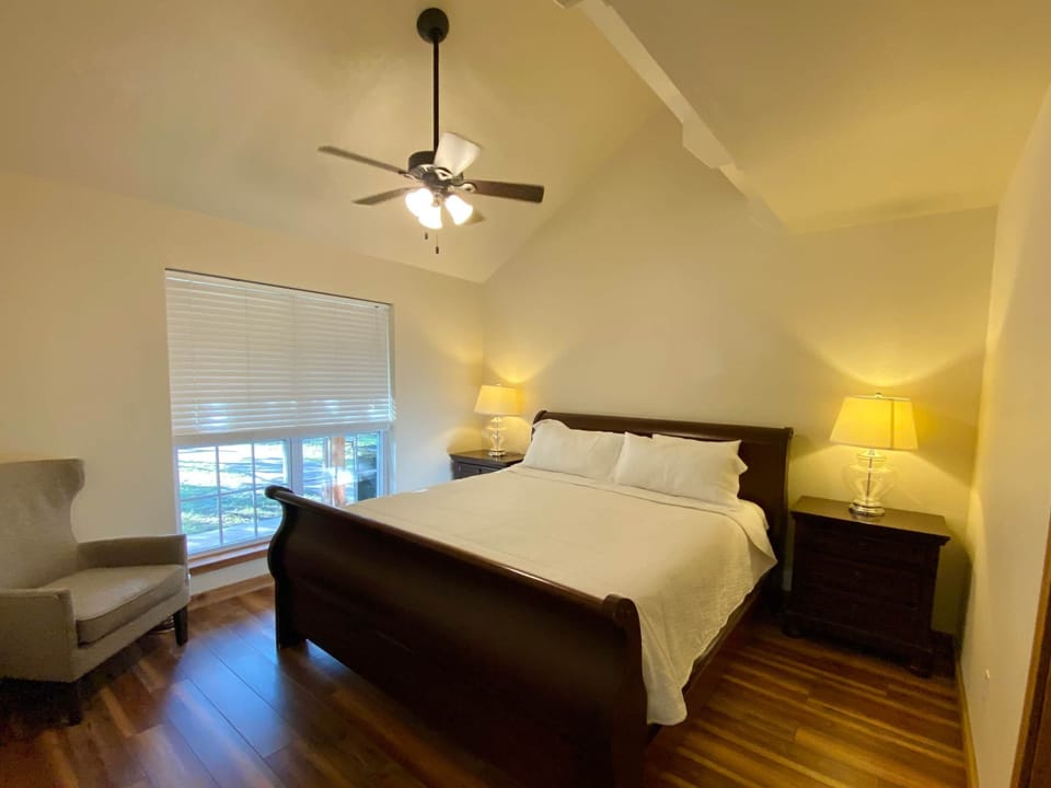 River Cabin B - Bedroom