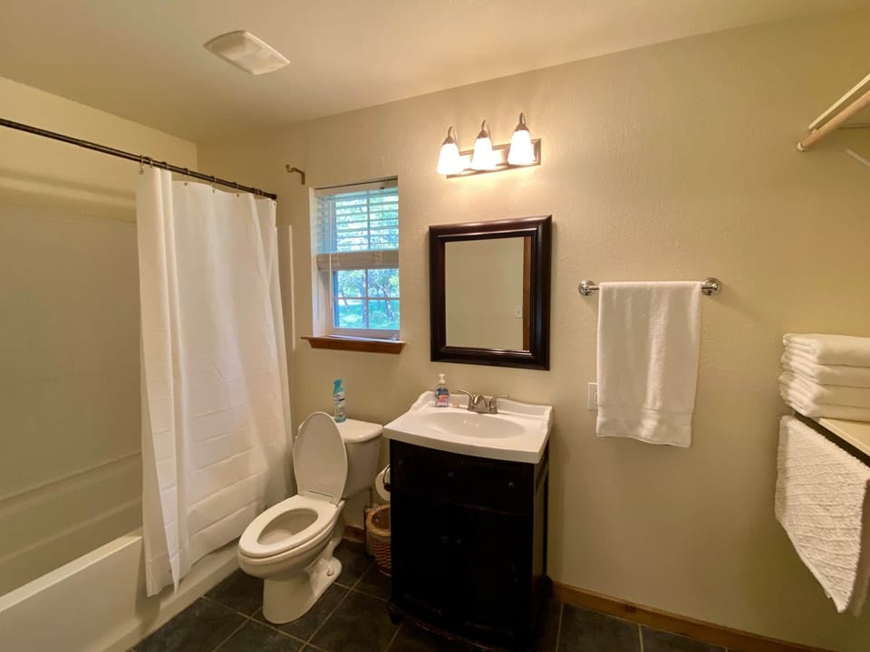 River Cabin B - Bathroom