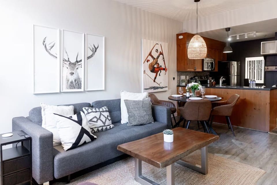 `Loved this place! Fantastic location! Photos and description did not disappoint and were exact as advertised.`-Sue,