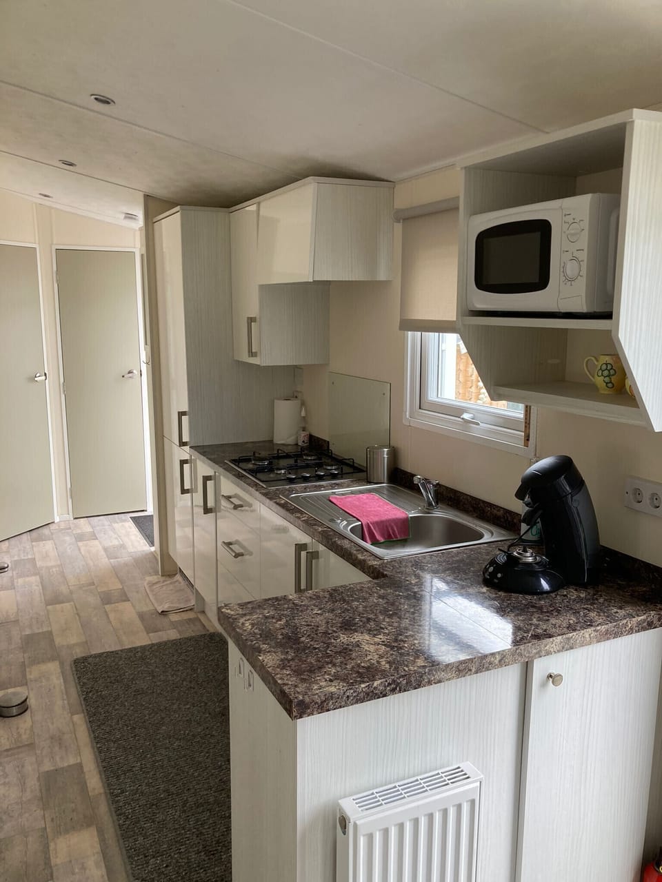 Kitchen, Coffee machine, Fridge and Cooker - EEZZ