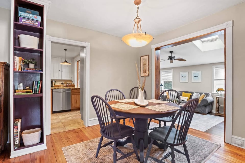 Serve your delicious meals easily at the lovely dining table.