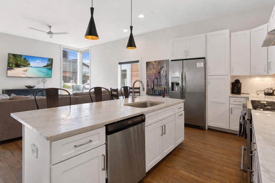 Ample counter space makes it easy to prepare your favorite meals, snacks, and drinks during your stay.