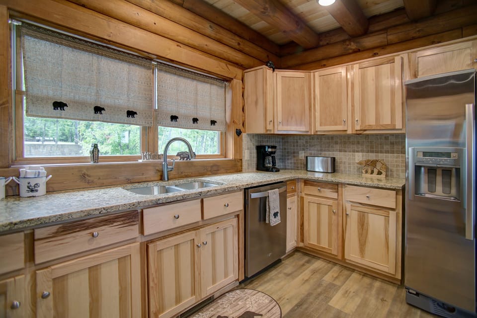 Another view of this fantastic fully-equipped kitchen