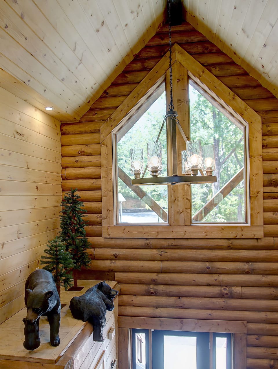 Enjoy this entrance foyer with playful bears on the edge. 