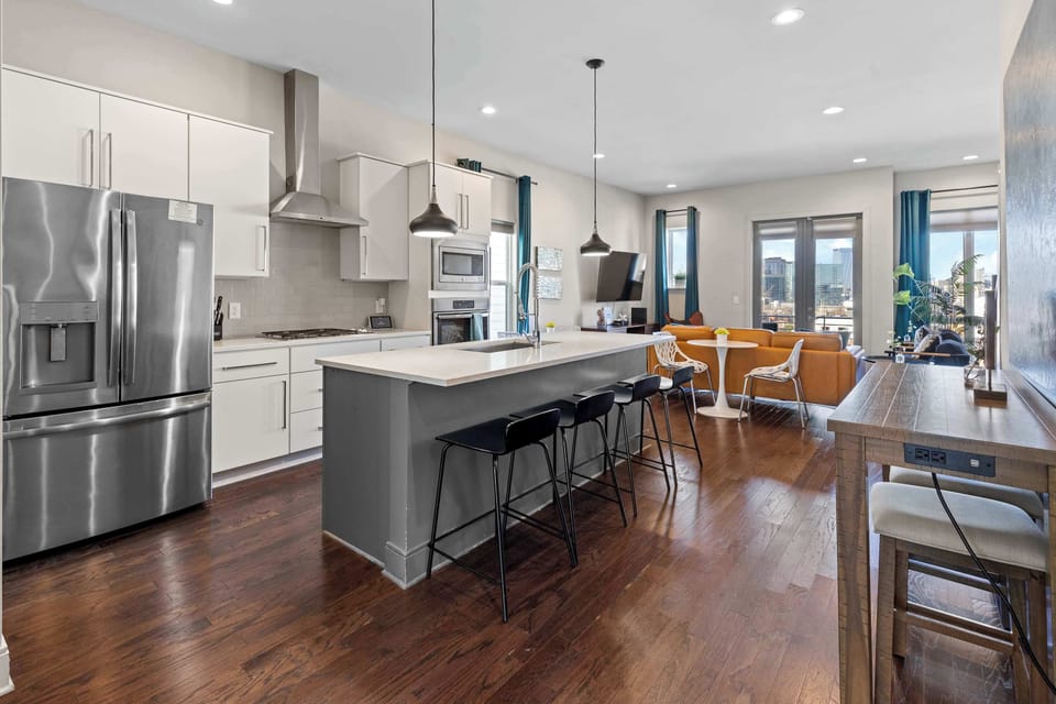 Level 2 | Walk into our open floor plan with room for your whole group. 