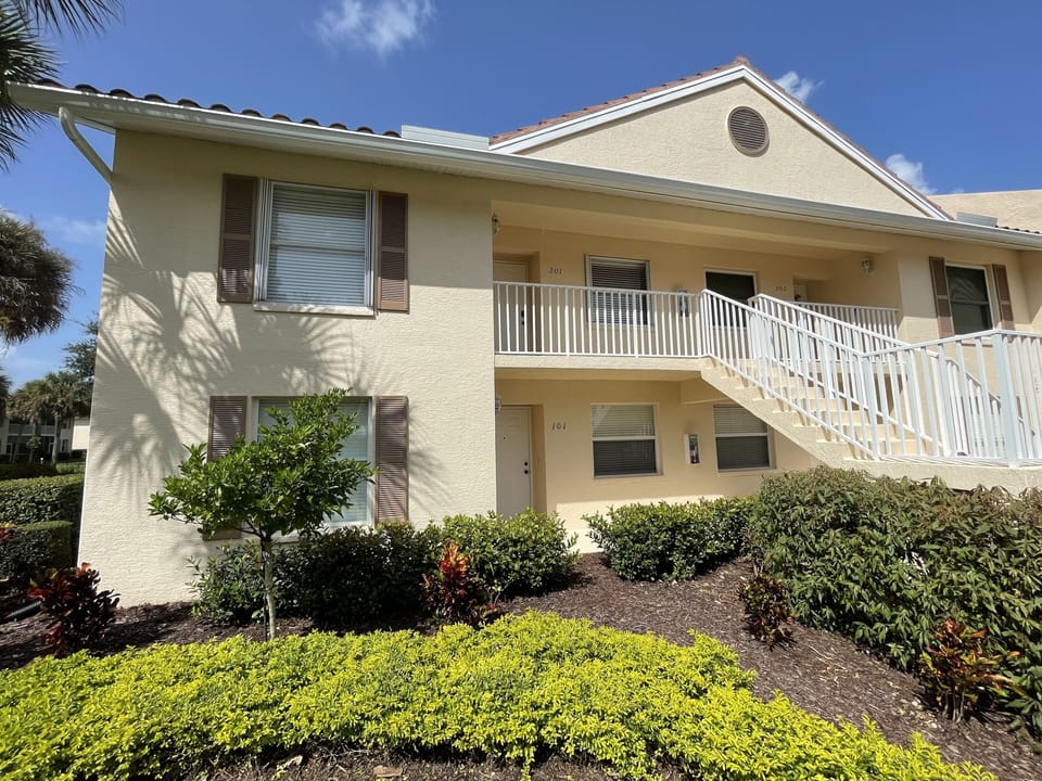 Top floor quiet end unit