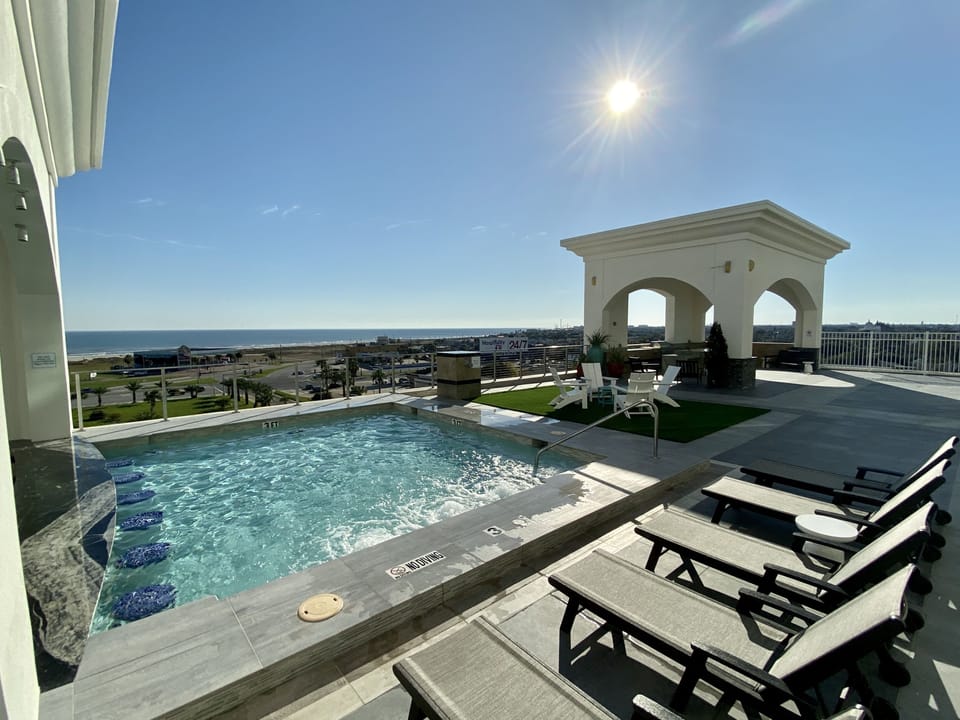 Relaxing Hot Tub with a beautiful view!