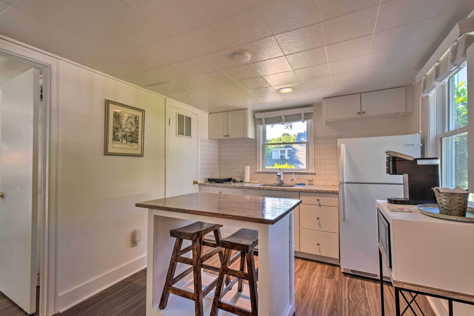 Well-Equipped Kitchenette | Moveable Island w/ Bar Stools