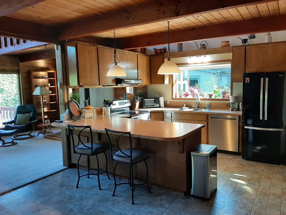 Kitchen with eating bar