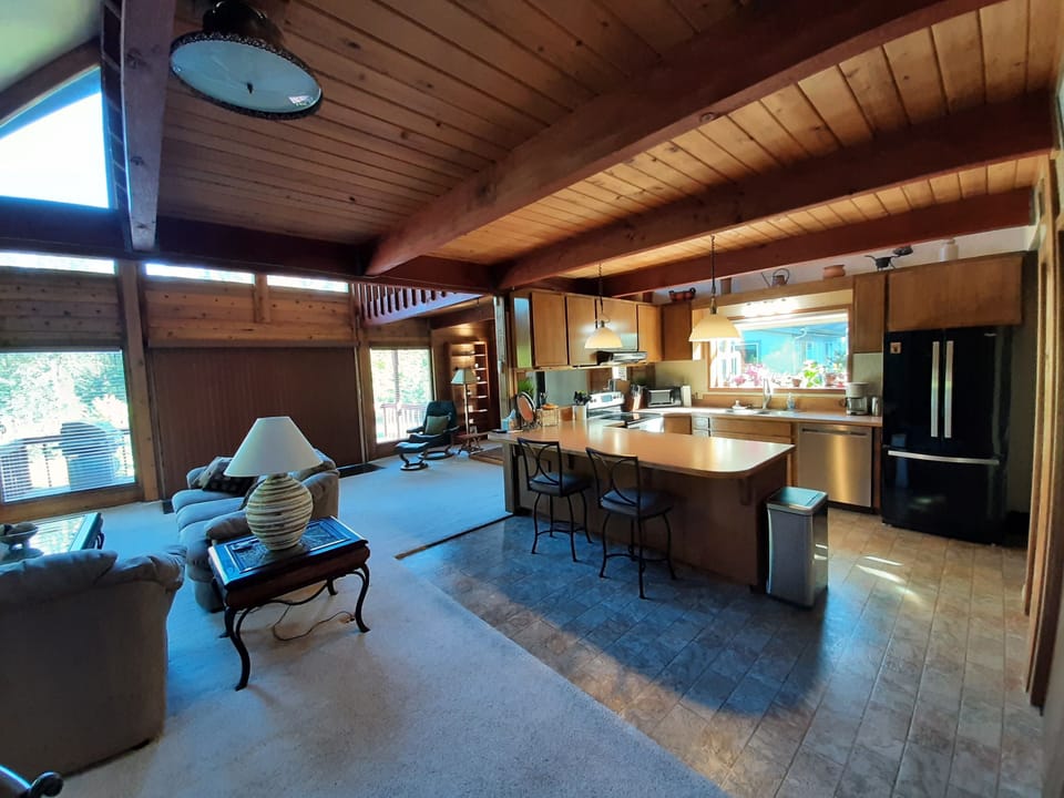 Fully equipped open kitchen with eating bar