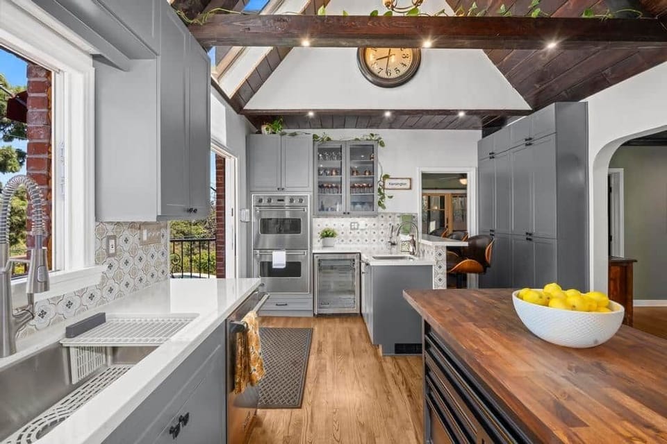 Kitchen - Kensington Canyon - Celebrity Vacation Homes